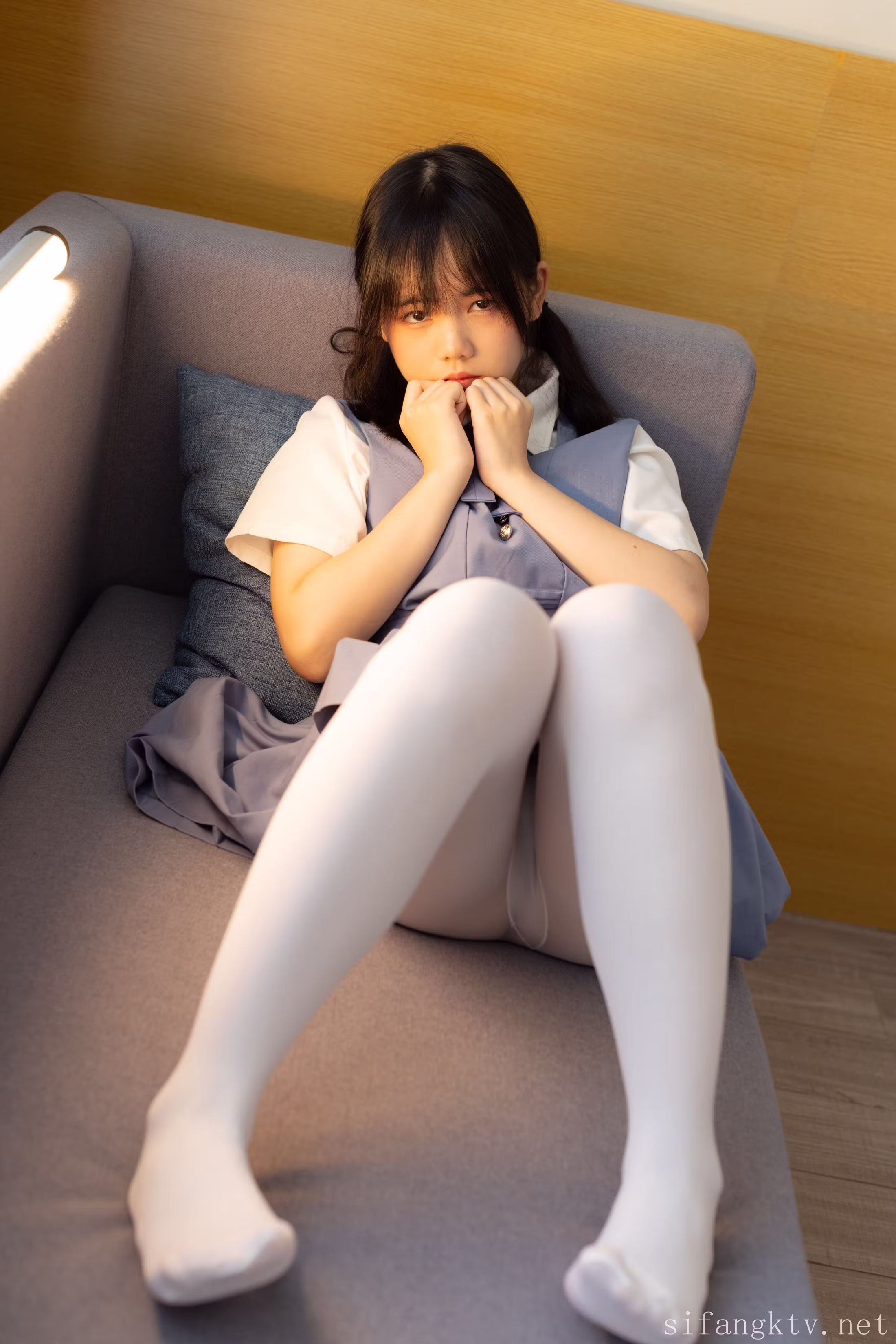 脚踩复古黑色带扣小皮鞋的下半身丝袜曲线